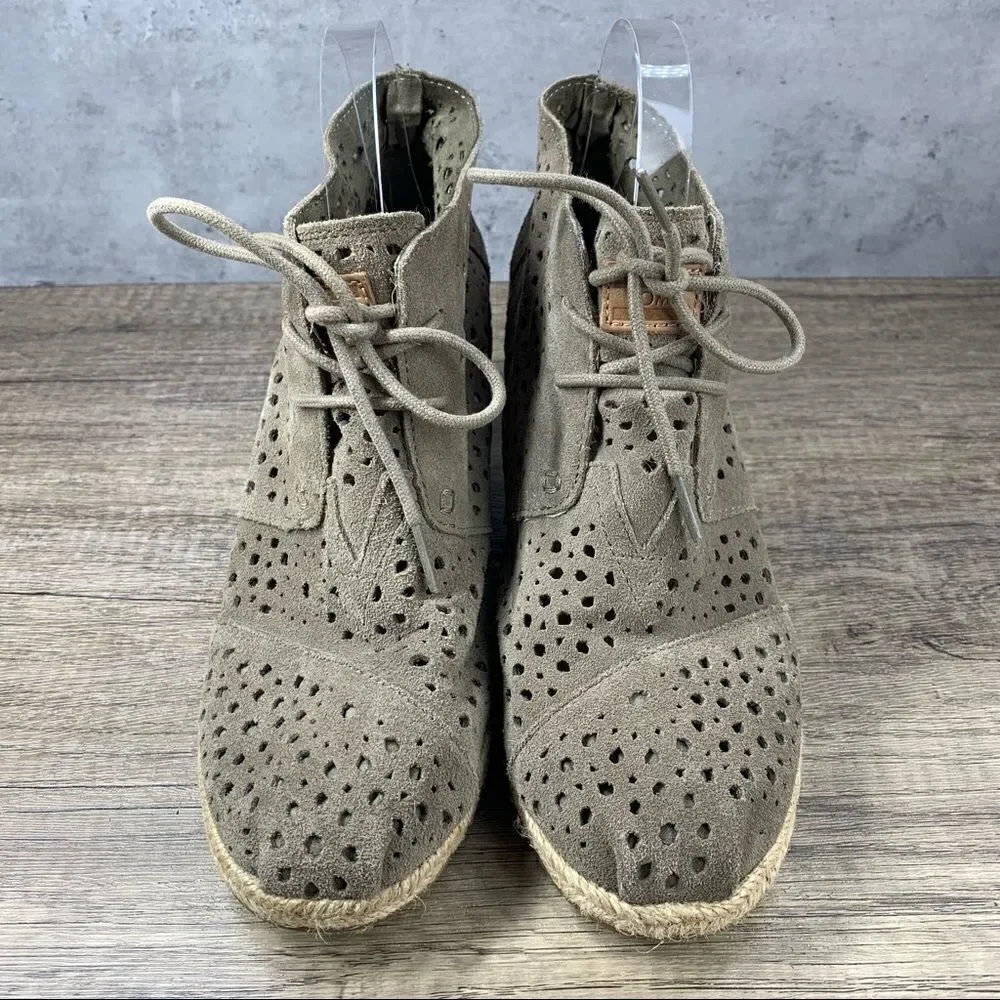 Toms Ankle Boots Womens~Desert Wedge Tan Suede Lace Up Shoes~Size W9 (301213)‎